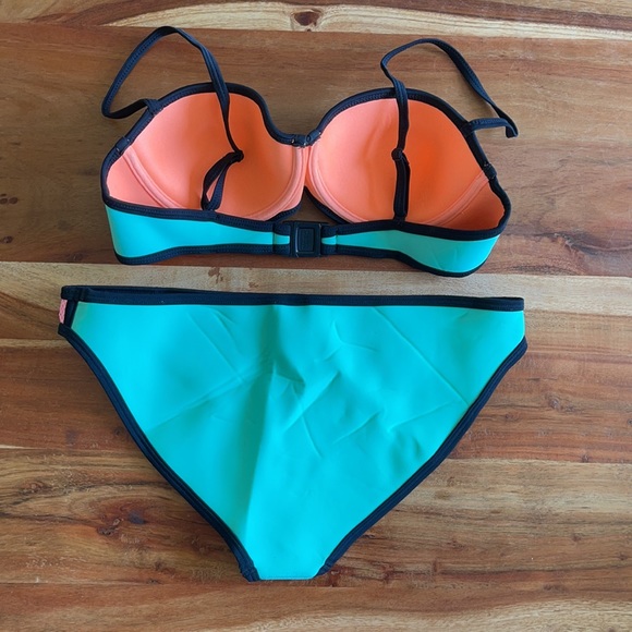 NWOT TRIANGL Bikini Top - Picture 2 of 3